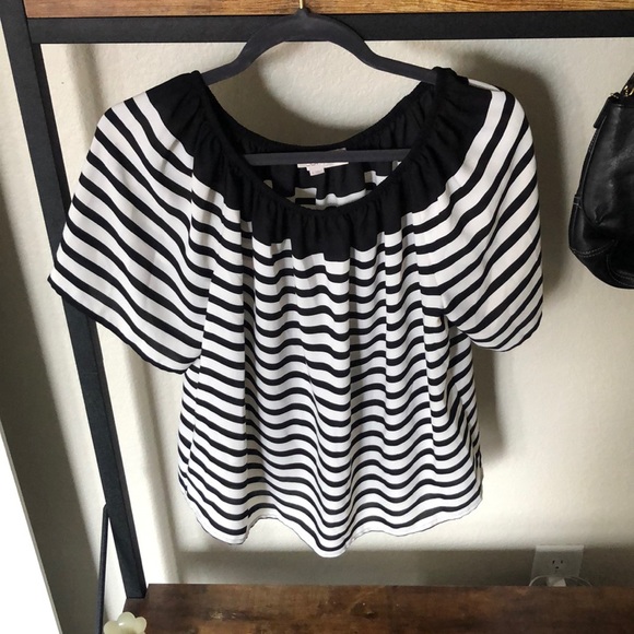 Like New Off Shoulder Modern Stripe Top - Picture 5 of 8